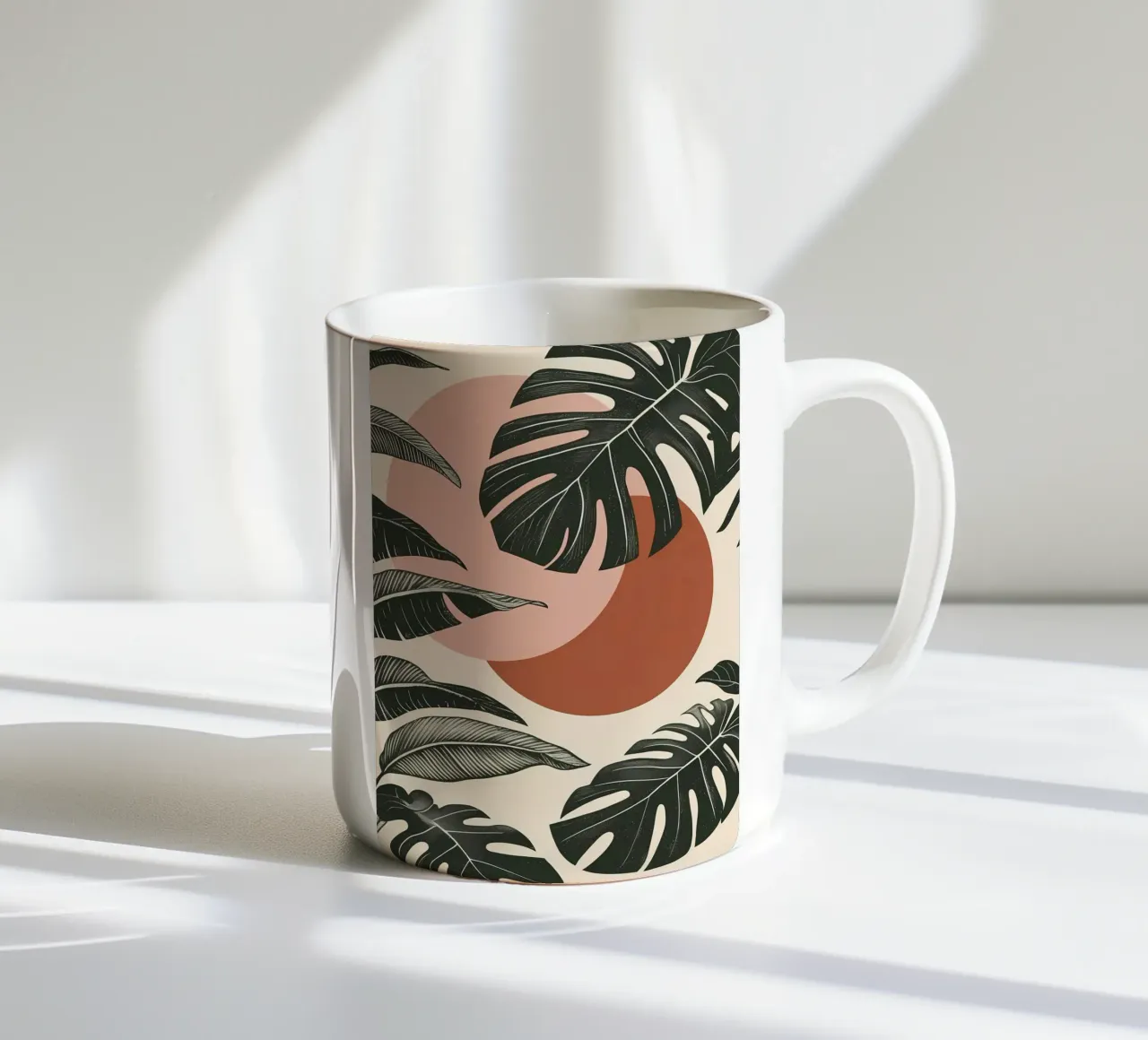 Foglie di Monstera tropicale con calde forme astratte di sole tazza in ceramica da Bloom And Brush