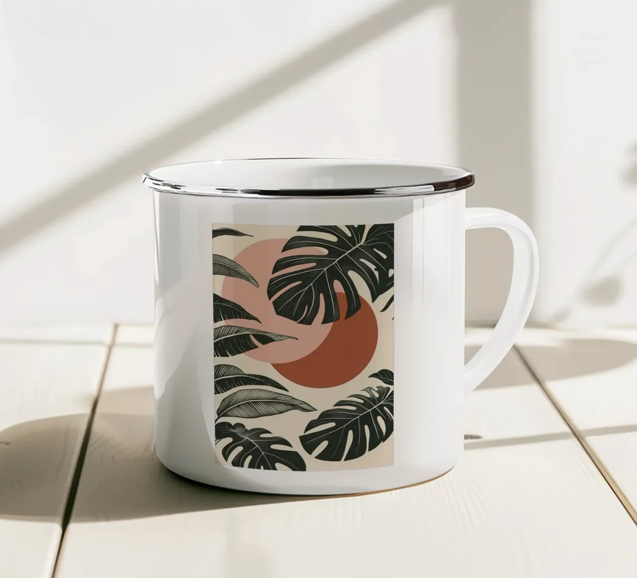 Foglie di Monstera tropicale con calde forme astratte di sole tazza in smalto da Bloom And Brush