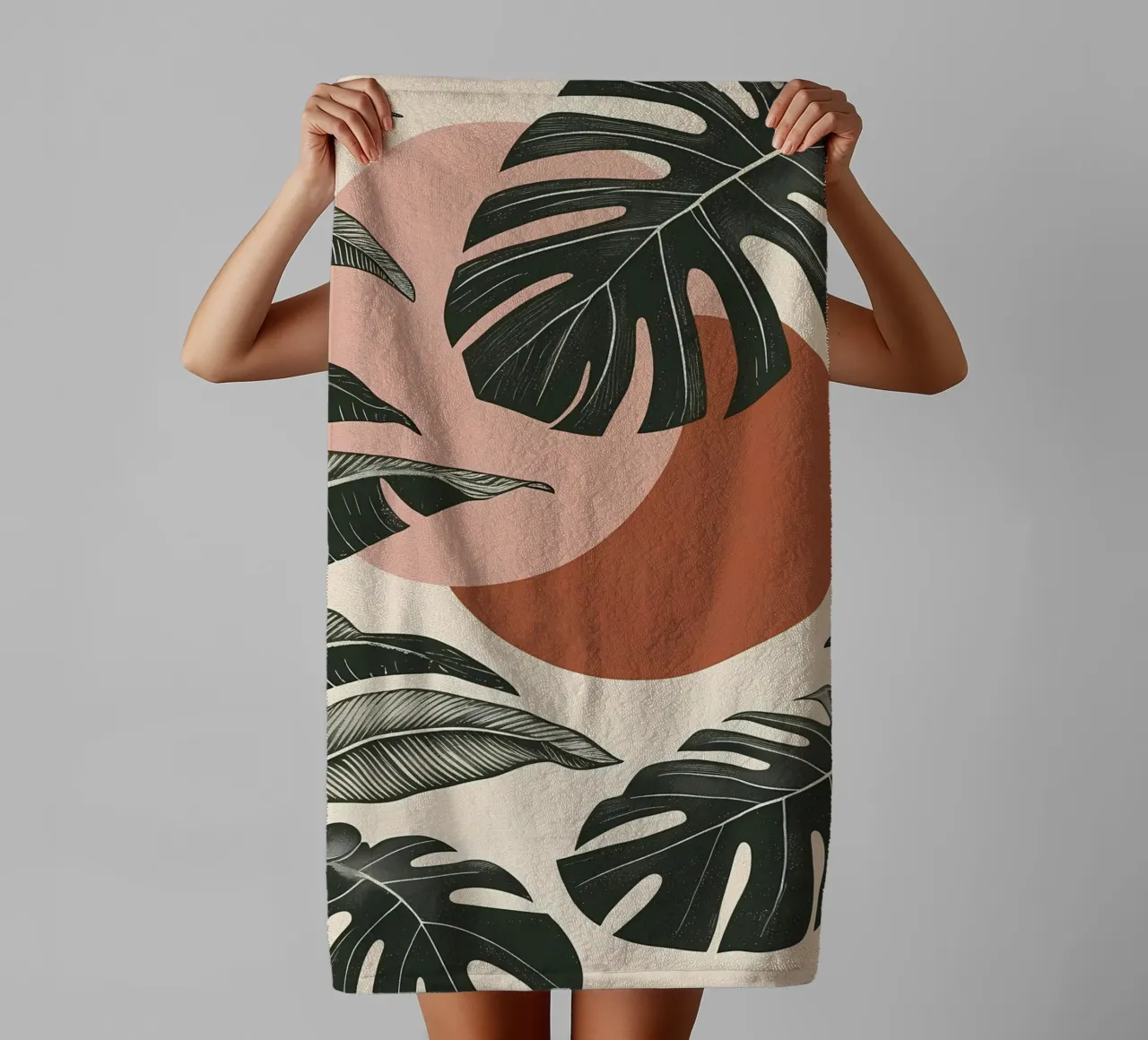 Foglie di Monstera tropicale con calde forme astratte di sole asciugamano da bagno da Bloom And Brush