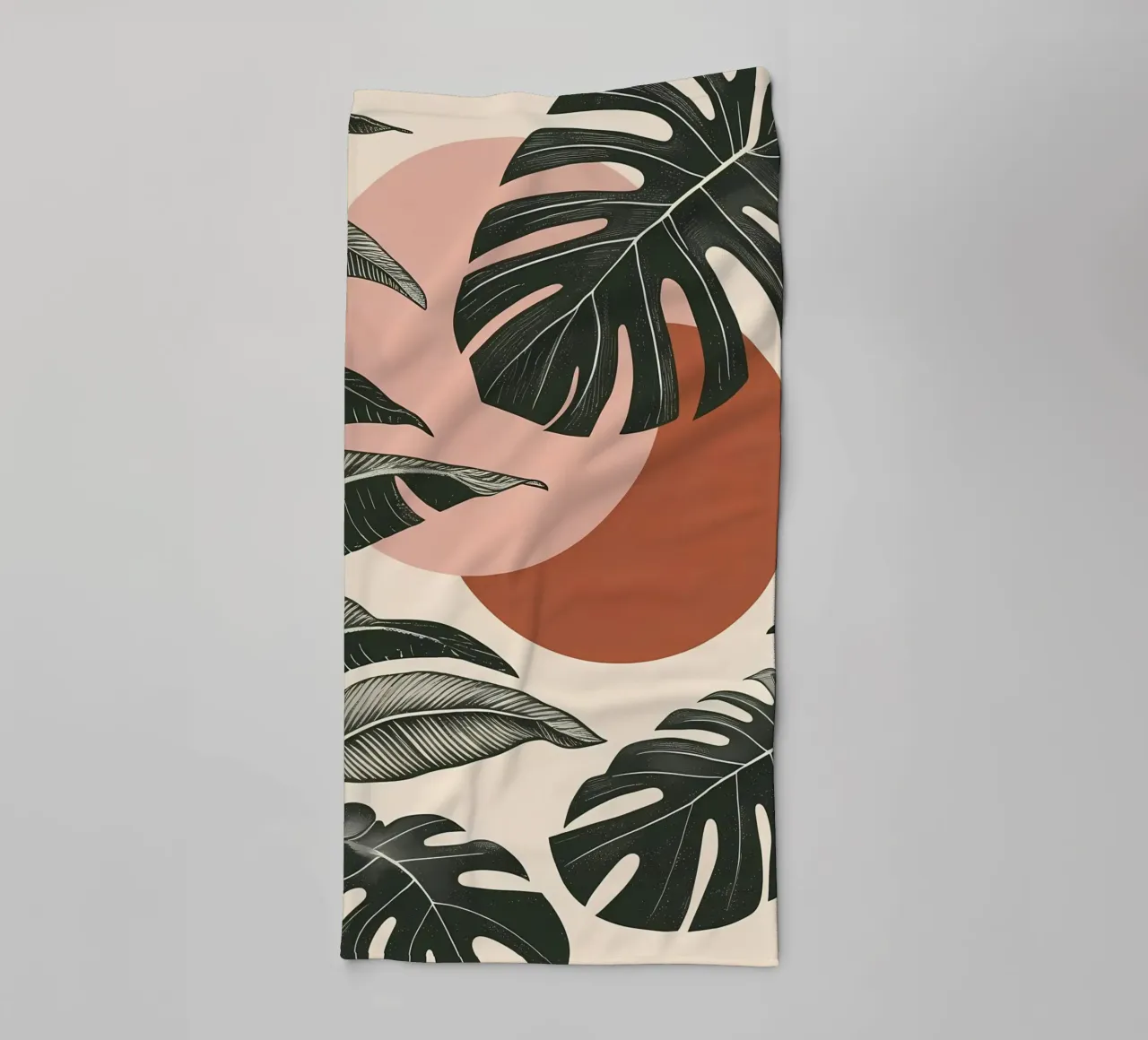 Foglie di Monstera tropicale con calde forme astratte di sole asciugamano da bagno da Bloom And Brush