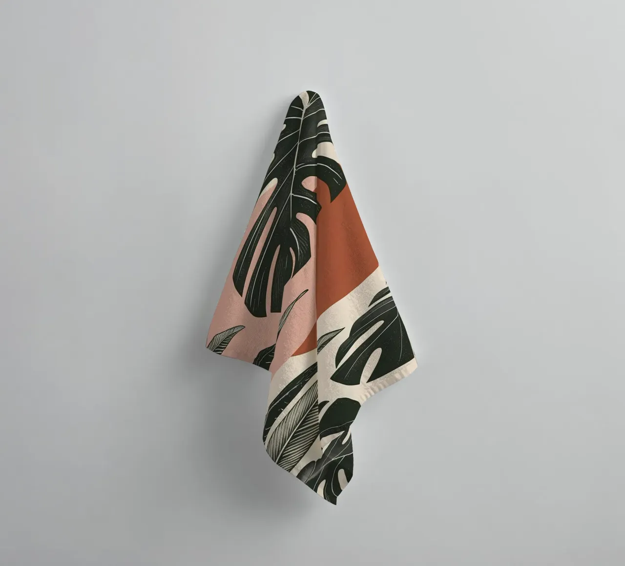 Foglie di Monstera tropicale con calde forme astratte di sole asciugamano da bagno da Bloom And Brush