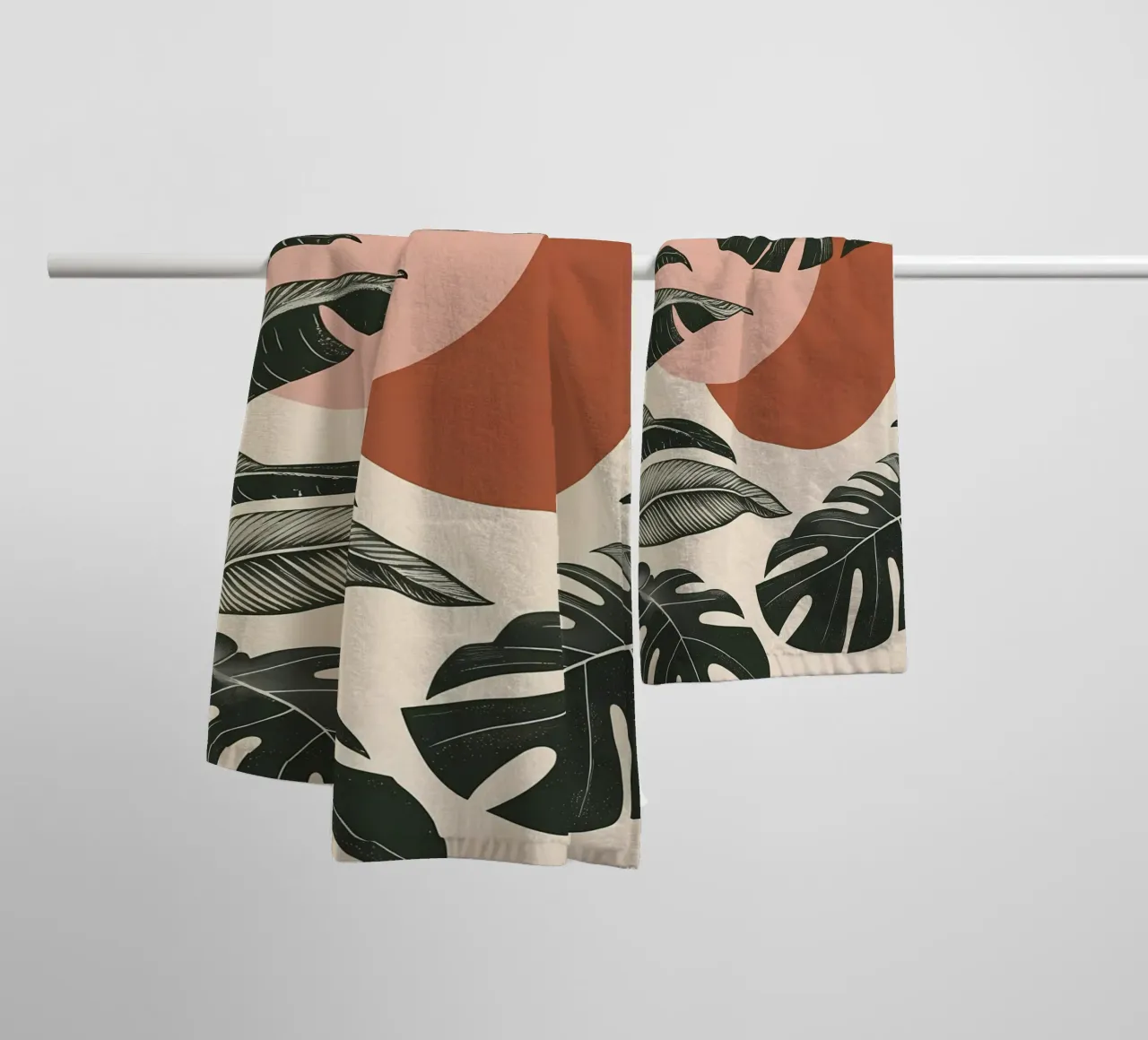 Foglie di Monstera tropicale con calde forme astratte di sole asciugamano da bagno da Bloom And Brush