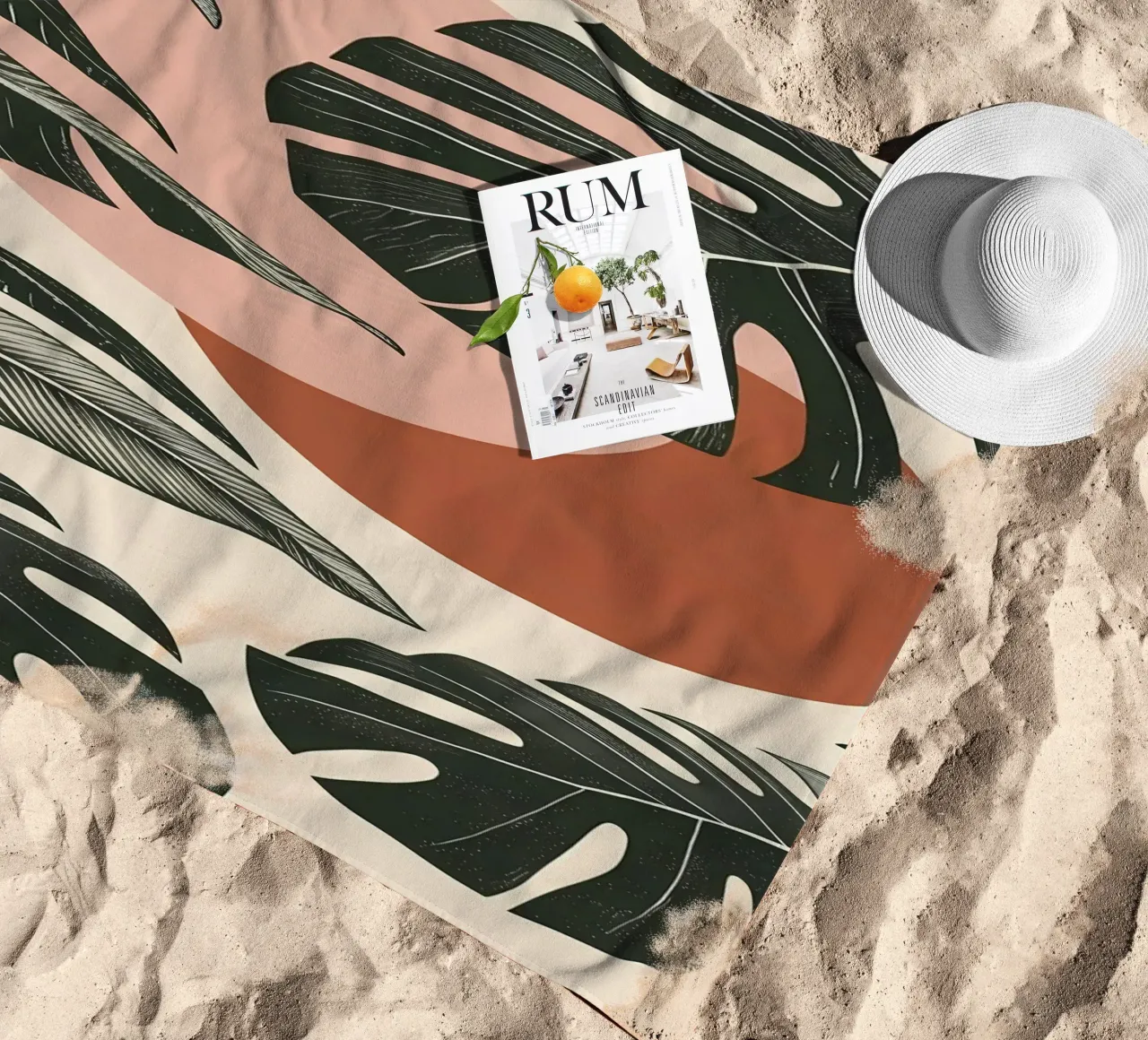 Foglie di Monstera tropicale con calde forme astratte di sole telo mare da Bloom And Brush