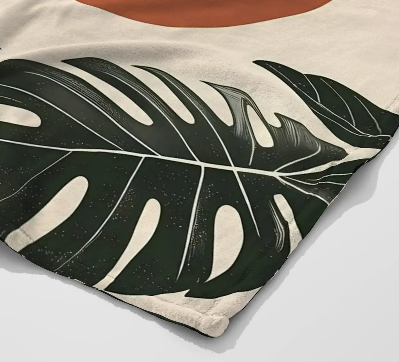 Foglie di Monstera tropicale con calde forme astratte di sole coperta in pile da Bloom And Brush