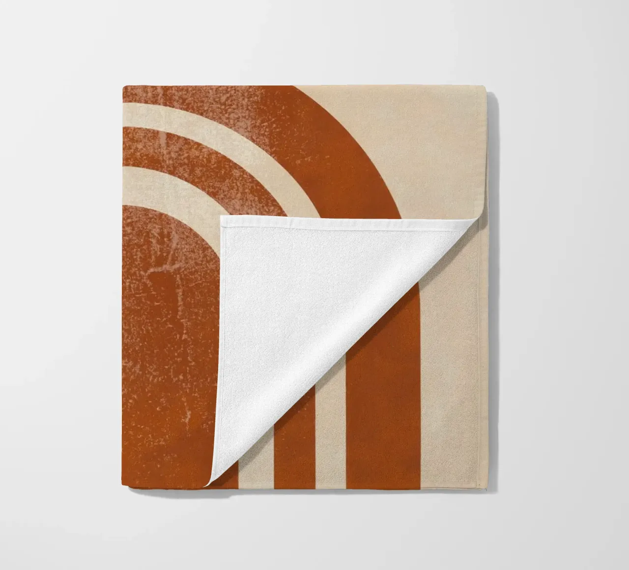 Abstrakte Retro Sonne & Bogen Druck Strandtuch von Aralyn