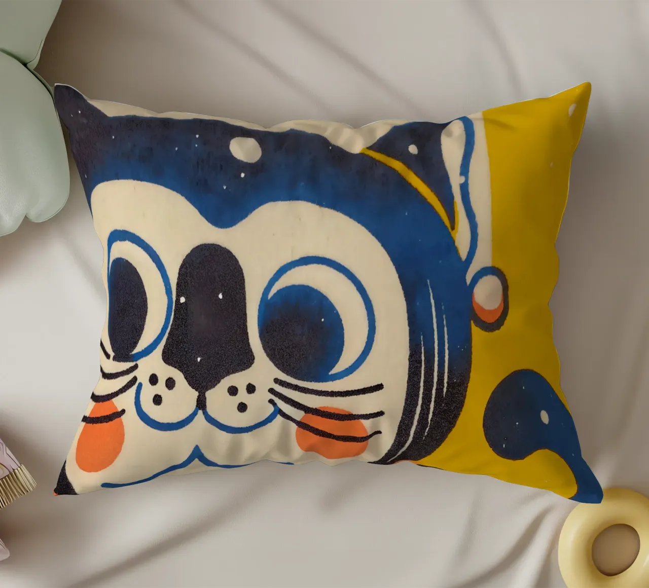 Gatto fortunato in stile retrò cuscino da Studio Mooodz