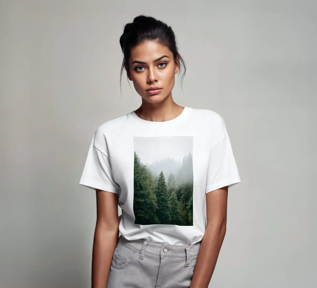 Vancouver, Canada I Foresta di abeti in una nebbia mistica t-shirt da Julie Travel Photography