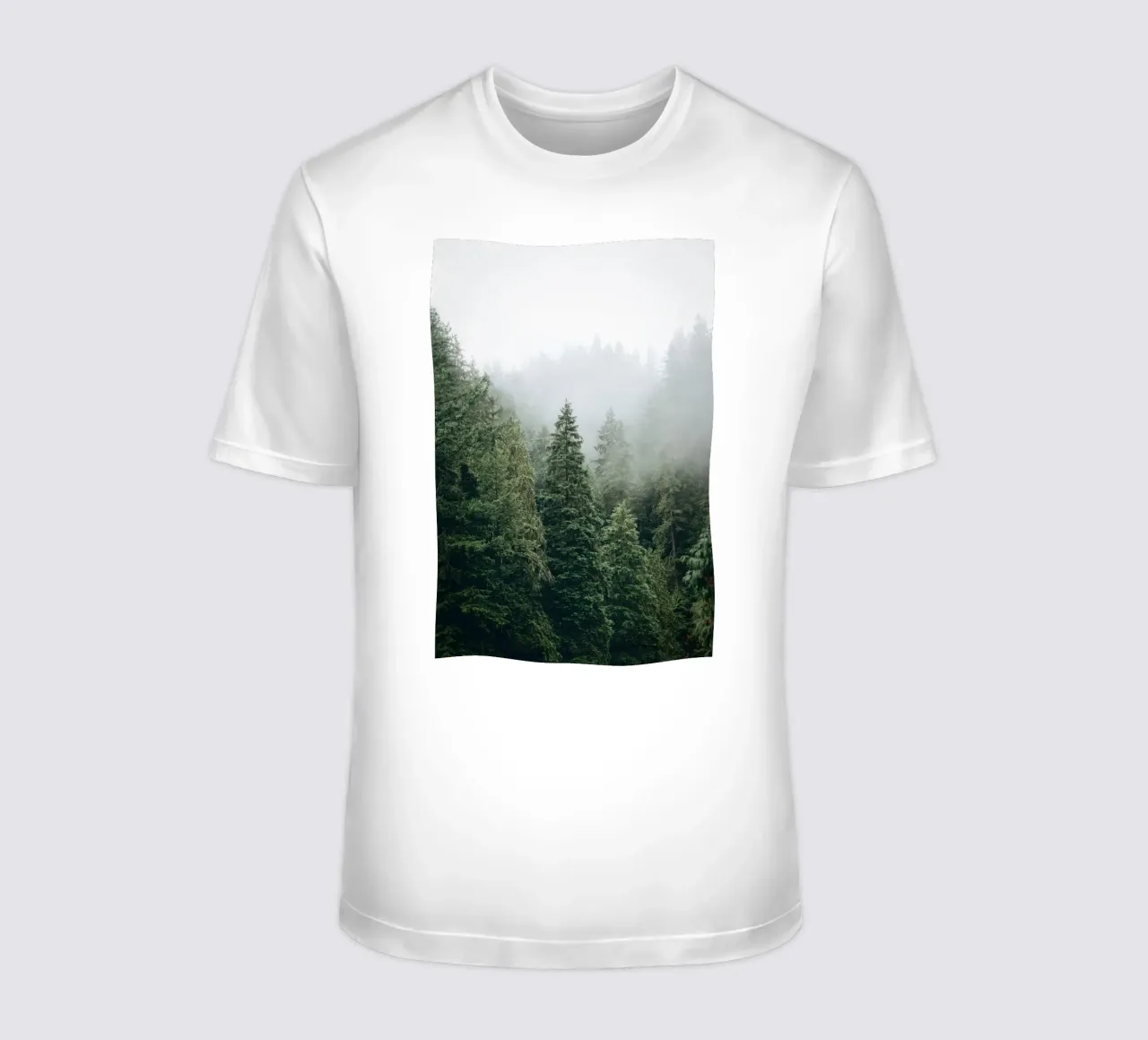 Vancouver, Canada I Foresta di abeti in una nebbia mistica t-shirt da Julie Travel Photography