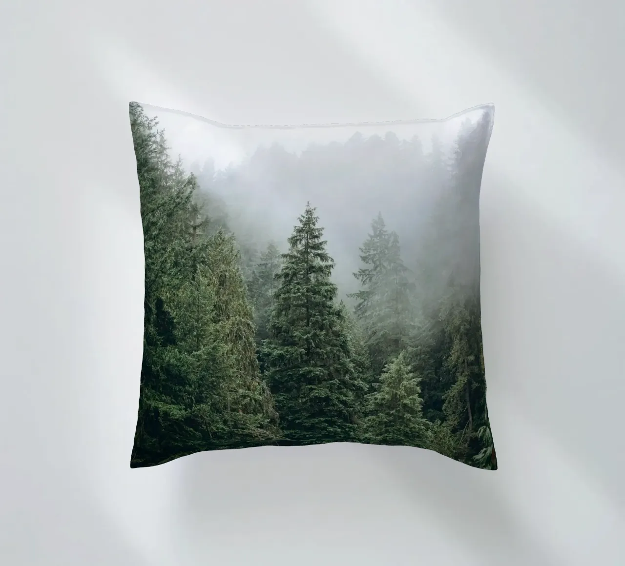 Vancouver, Canada I Foresta di abeti in una nebbia mistica cuscino da Julie Travel Photography