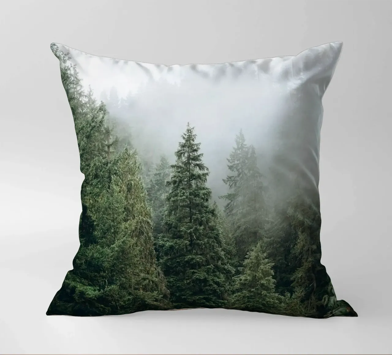 Vancouver, Canada I Foresta di abeti in una nebbia mistica cuscino da Julie Travel Photography