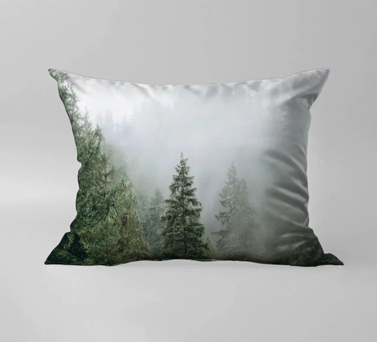 Vancouver, Canada I Foresta di abeti in una nebbia mistica cuscino da Julie Travel Photography