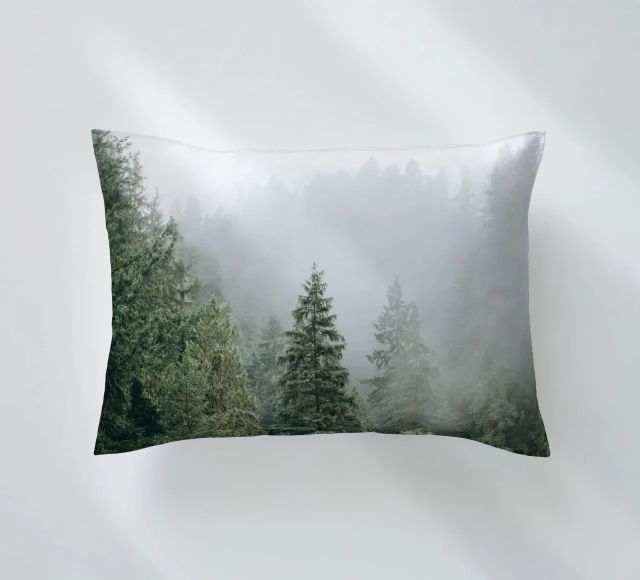 Vancouver, Canada I Foresta di abeti in una nebbia mistica cuscino da Julie Travel Photography