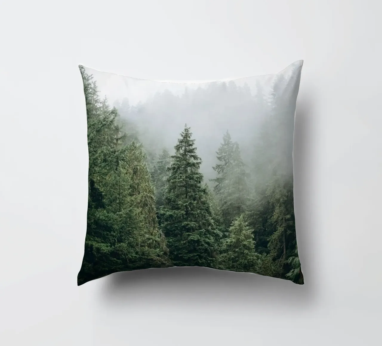 Vancouver, Canada I Foresta di abeti in una nebbia mistica cuscino da Julie Travel Photography
