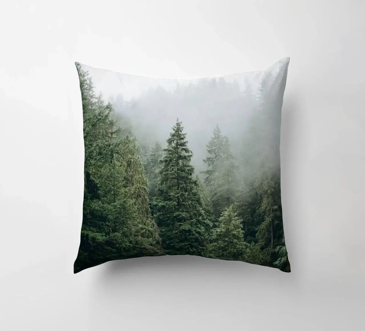 Vancouver, Canada I Foresta di abeti in una nebbia mistica cuscino da Julie Travel Photography
