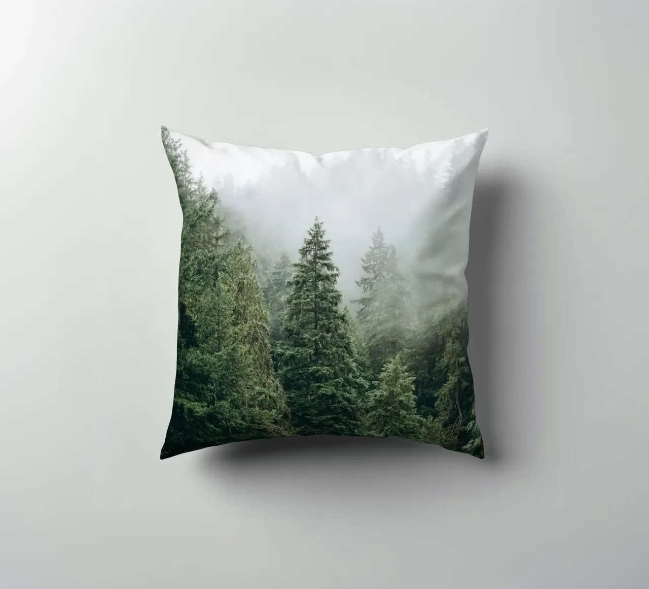 Vancouver, Canada I Foresta di abeti in una nebbia mistica cuscino da Julie Travel Photography