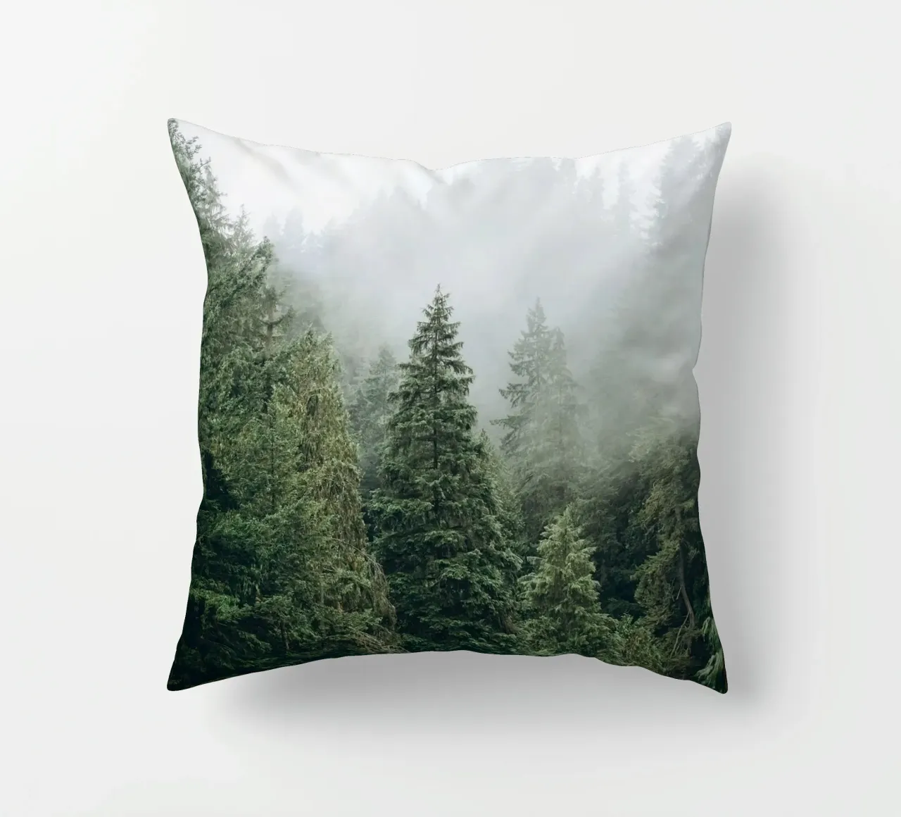 Vancouver, Canada I Foresta di abeti in una nebbia mistica cuscino da Julie Travel Photography