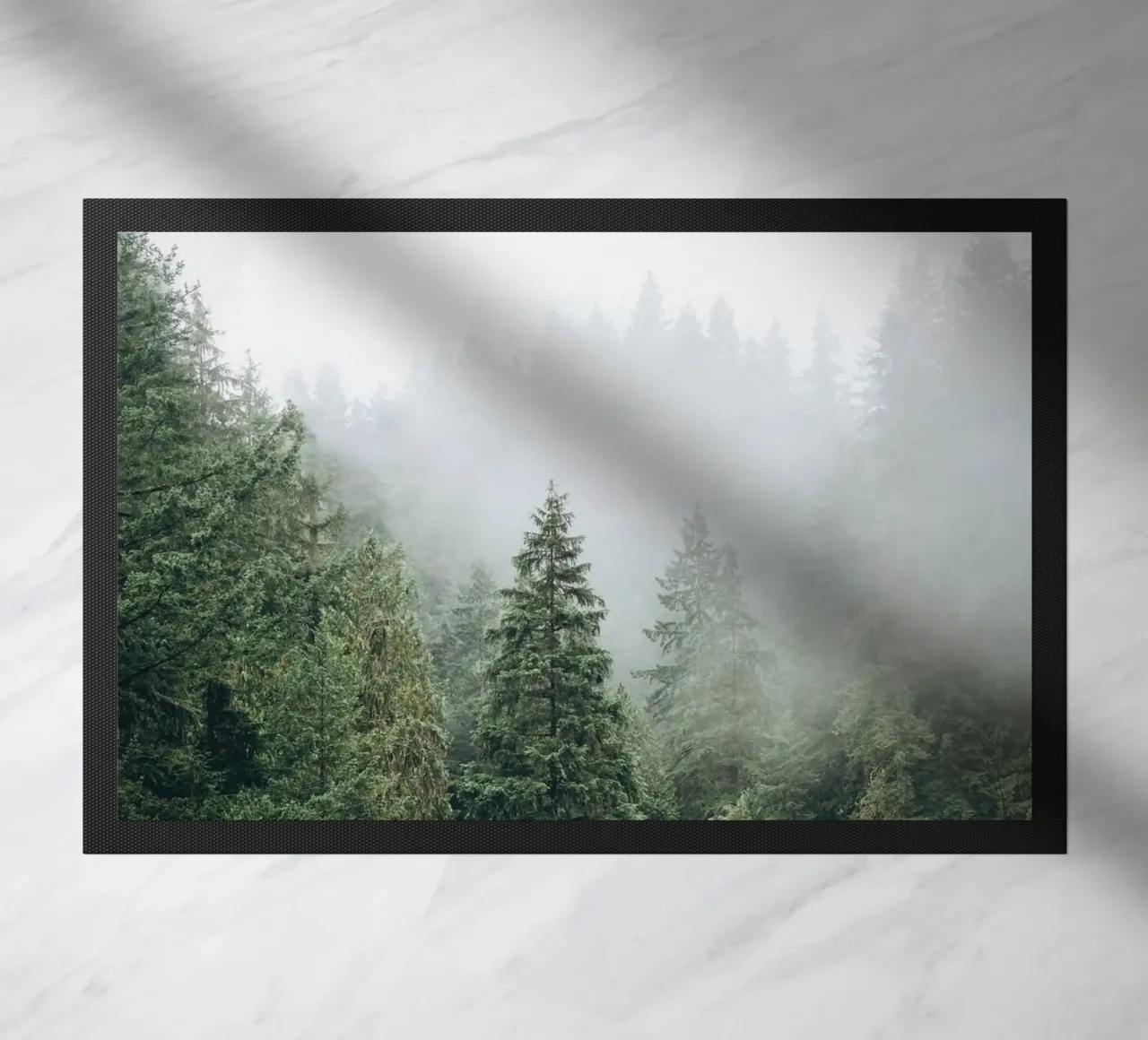 Vancouver, Canada I Foresta di abeti in una nebbia mistica zerbino da Julie Travel Photography