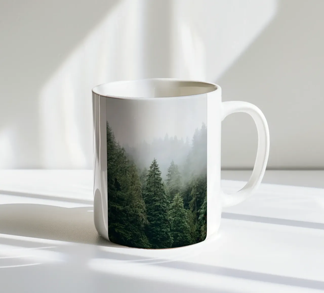 Vancouver, Canada I Foresta di abeti in una nebbia mistica tazza in ceramica da Julie Travel Photography