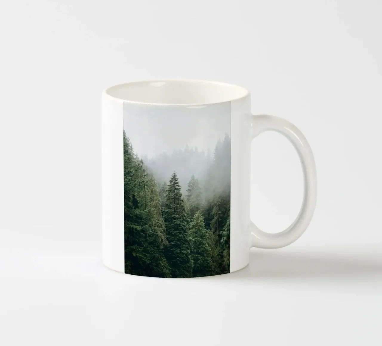 Vancouver, Canada I Foresta di abeti in una nebbia mistica tazza in ceramica da Julie Travel Photography
