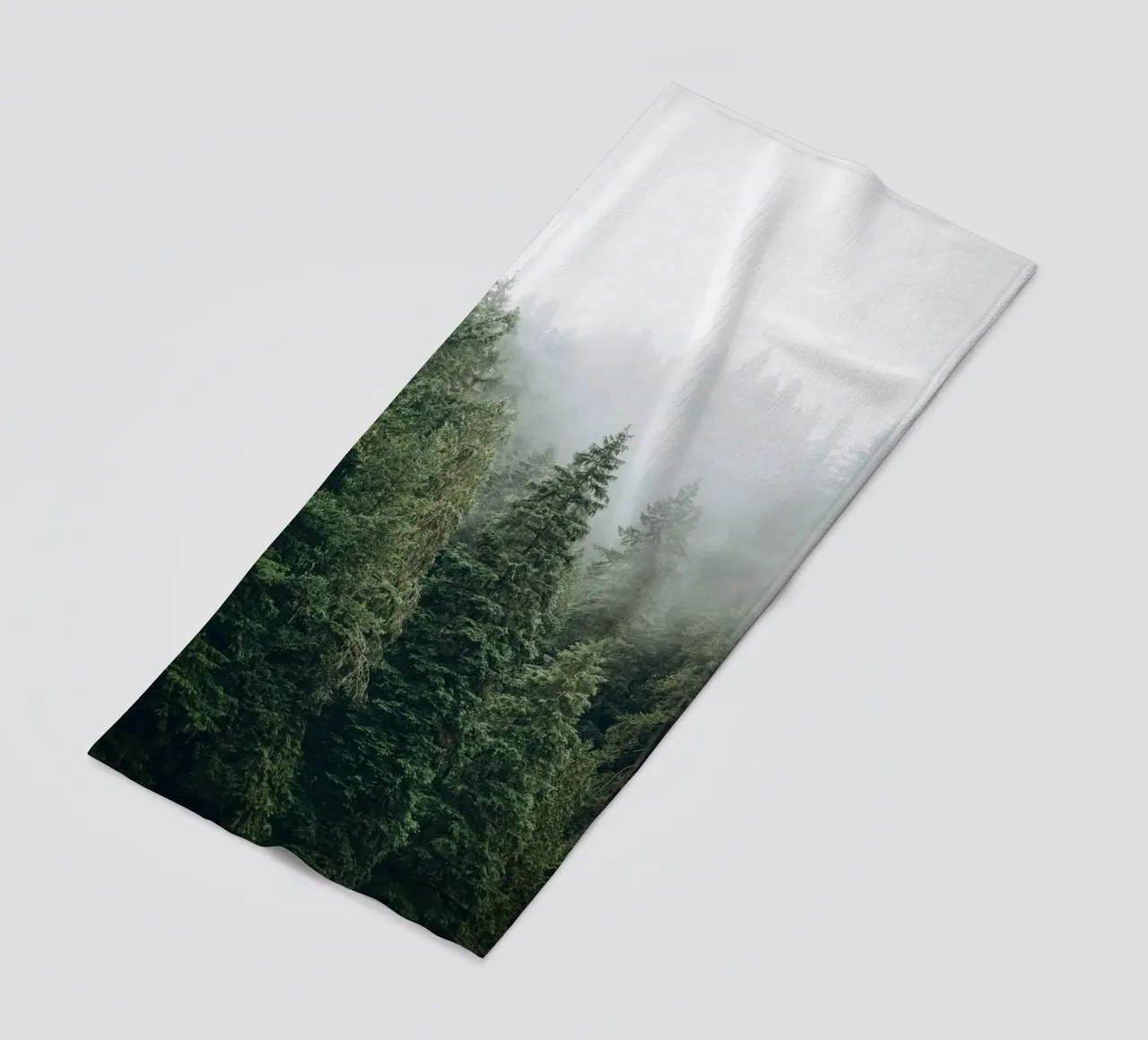 Vancouver, Canada I Foresta di abeti in una nebbia mistica telo mare da Julie Travel Photography