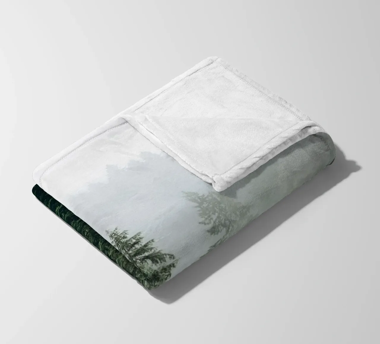 Vancouver, Canada I Foresta di abeti in una nebbia mistica coperta in pile da Julie Travel Photography