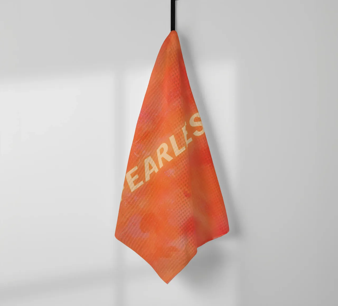 FEARLESS Orange Abstract Print - Texte orange torchon de FABOArt