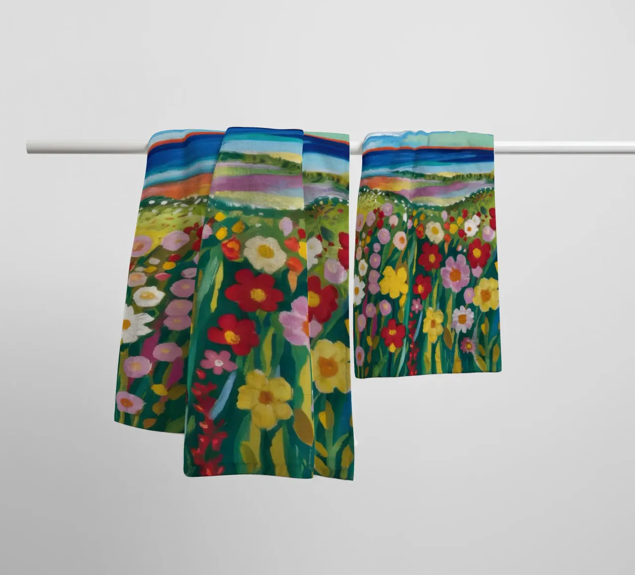 Prato di fiori selvatici in riva al mare asciugamano da bagno da Solace Light