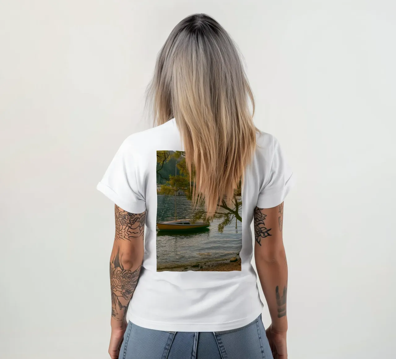 nave in riva al fiume t-shirt da tamarind