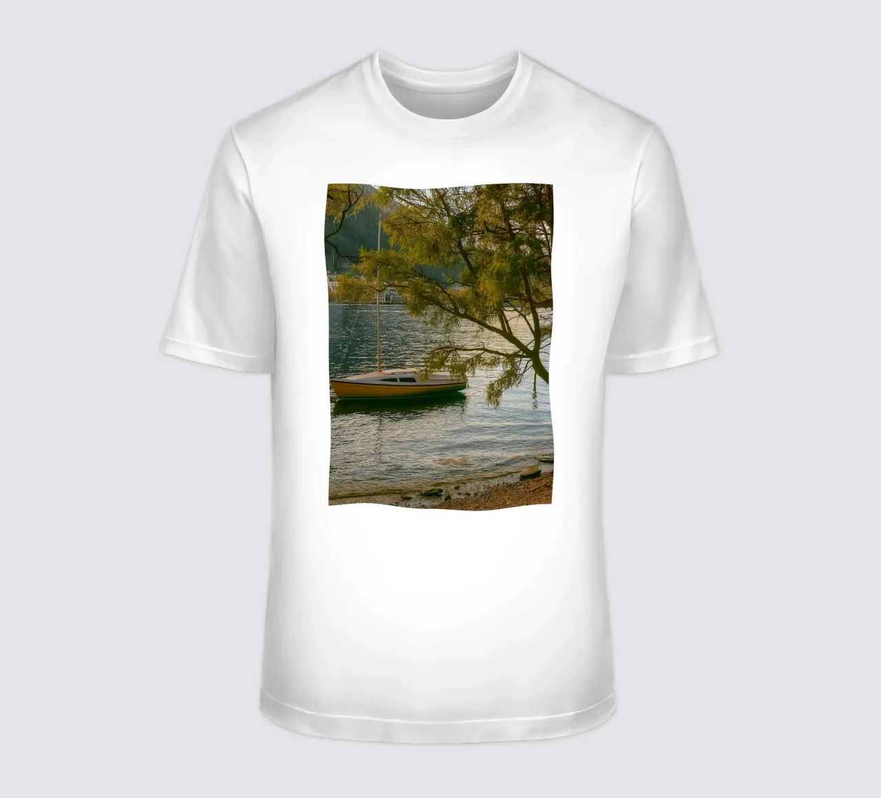 nave in riva al fiume t-shirt da tamarind