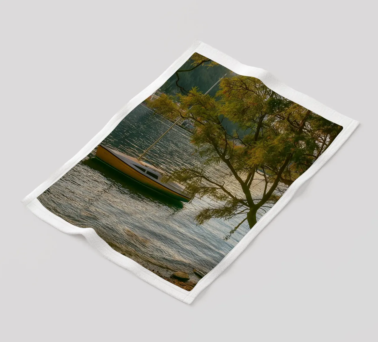 nave in riva al fiume coperta in pile da tamarind
