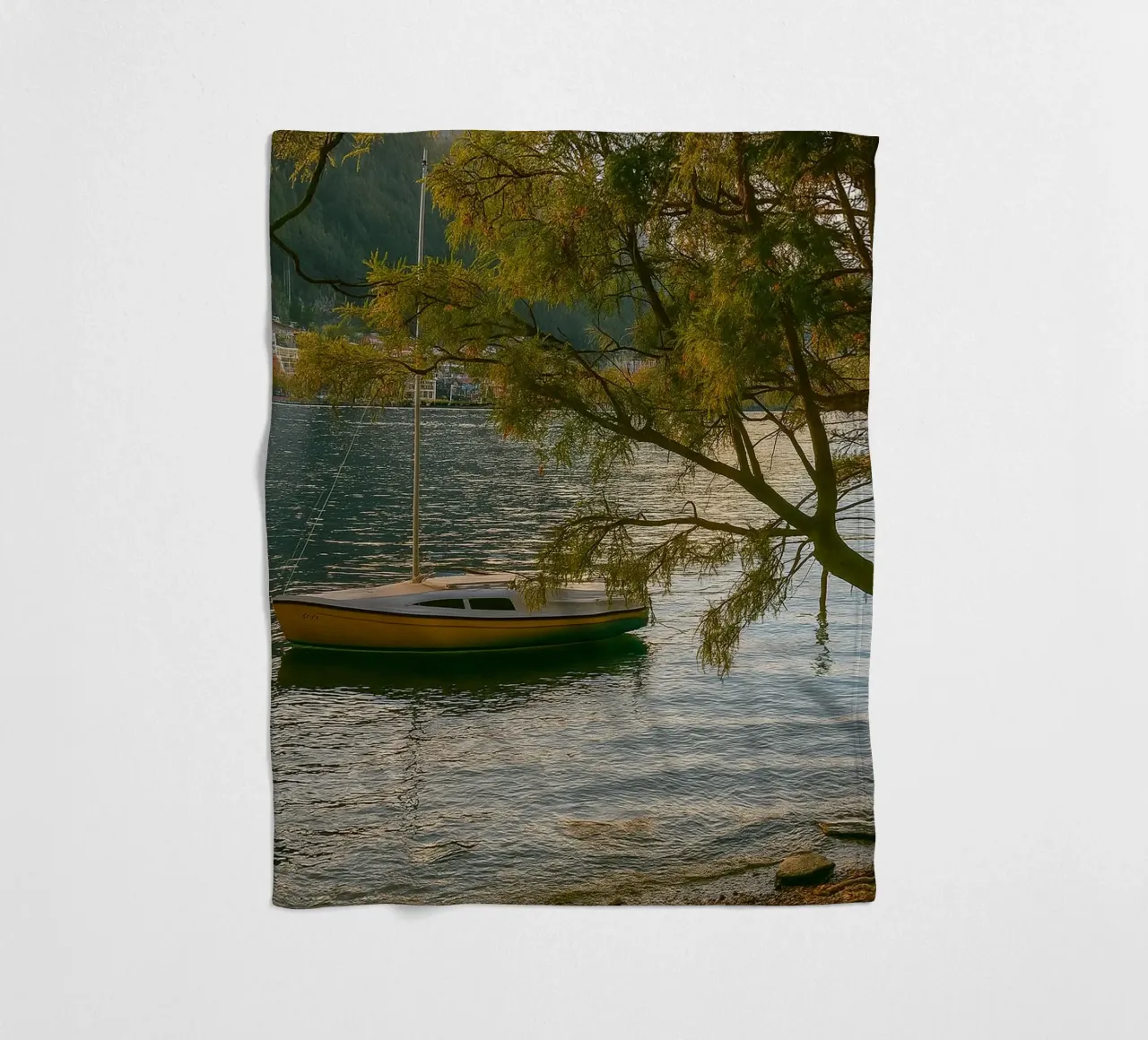 nave in riva al fiume coperta in pile da tamarind