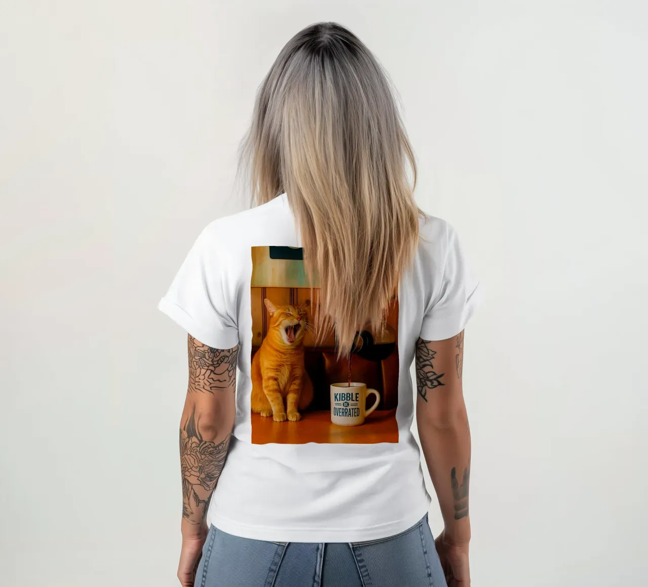 sbadiglio gatto e caffè t-shirt da tamarind