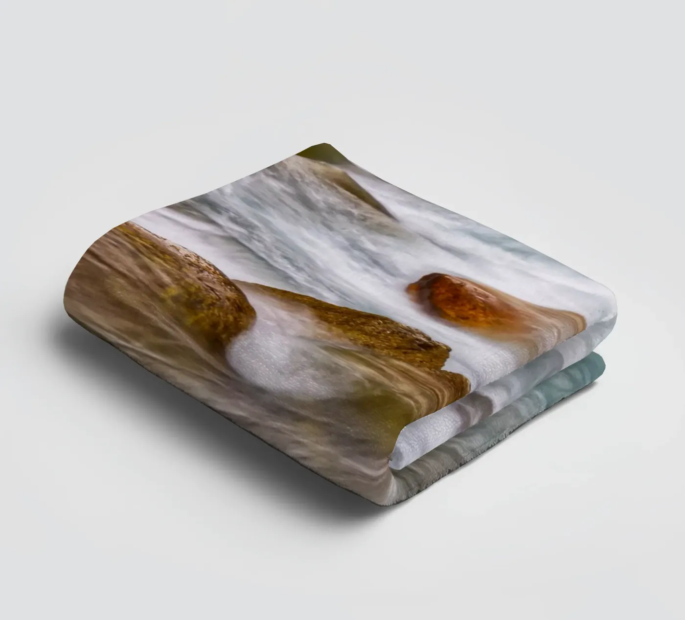 River flow towel by Fjöllart