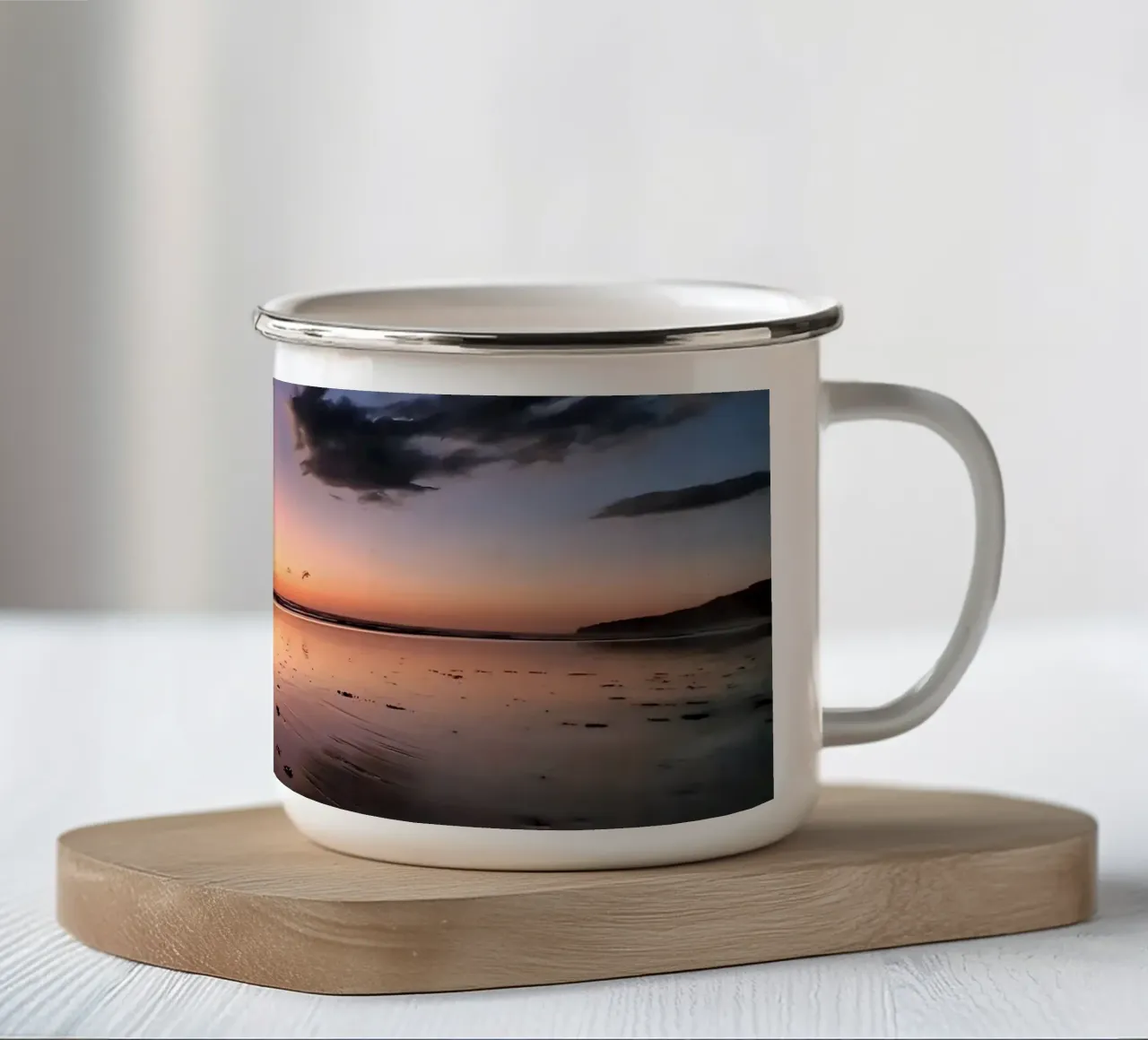 Cane sulla spiaggia al tramonto in America Centrale tazza in smalto da DiveDuke