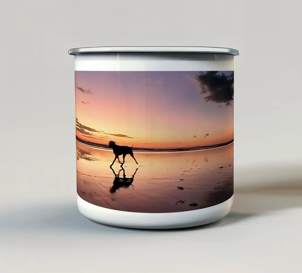 Cane sulla spiaggia al tramonto in America Centrale tazza in smalto da DiveDuke