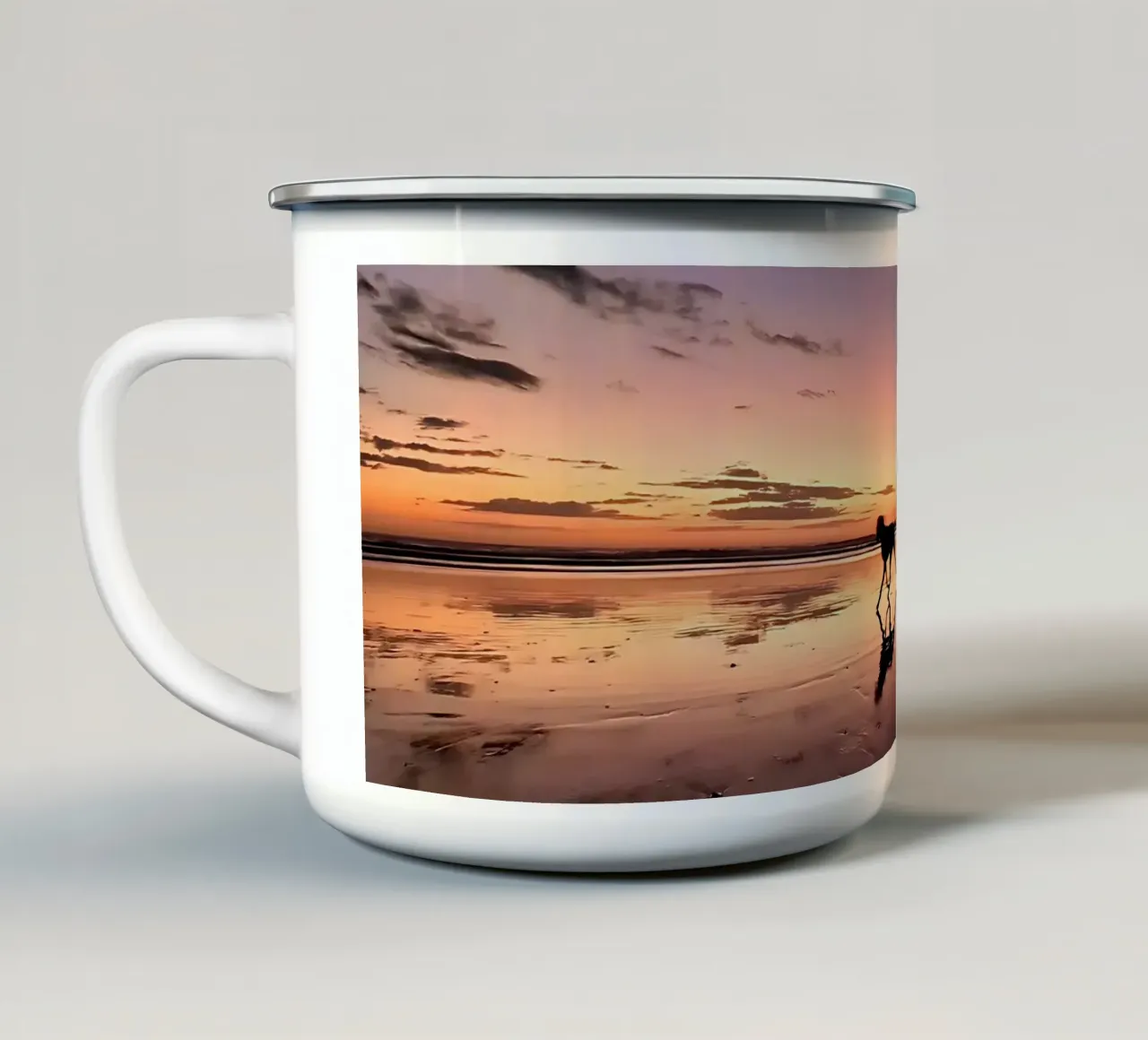 Cane sulla spiaggia al tramonto in America Centrale tazza in smalto da DiveDuke
