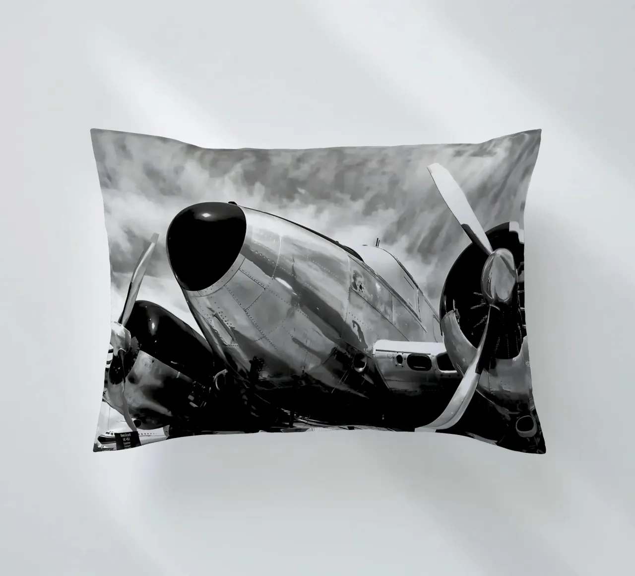 Aeroplano ad elica retrò in monocromia b&n vintage cuscino da DiveDuke