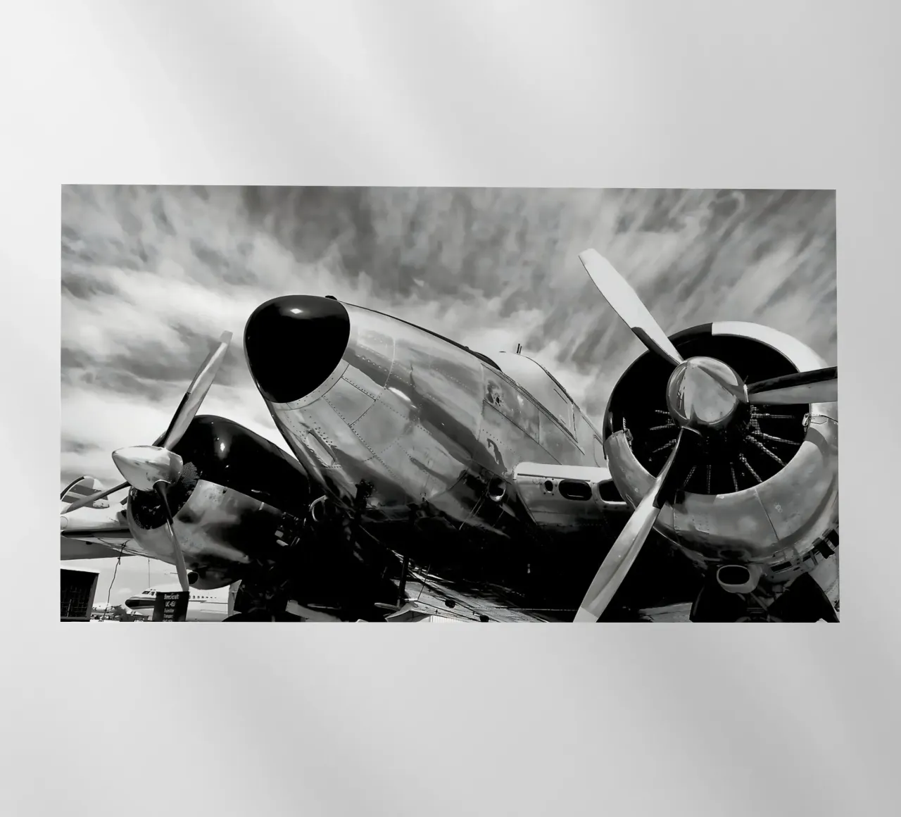Aeroplano ad elica retrò in monocromia b&n vintage pellicola backlit da DiveDuke