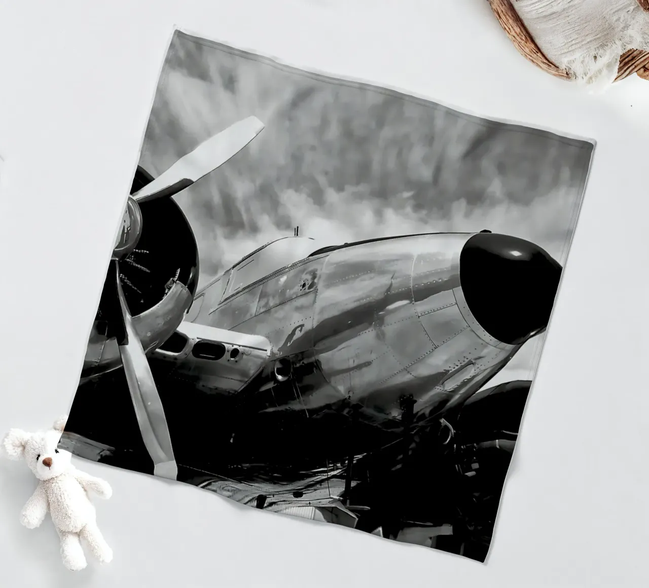 Aeroplano ad elica retrò in monocromia b&n vintage coperta in pile da DiveDuke