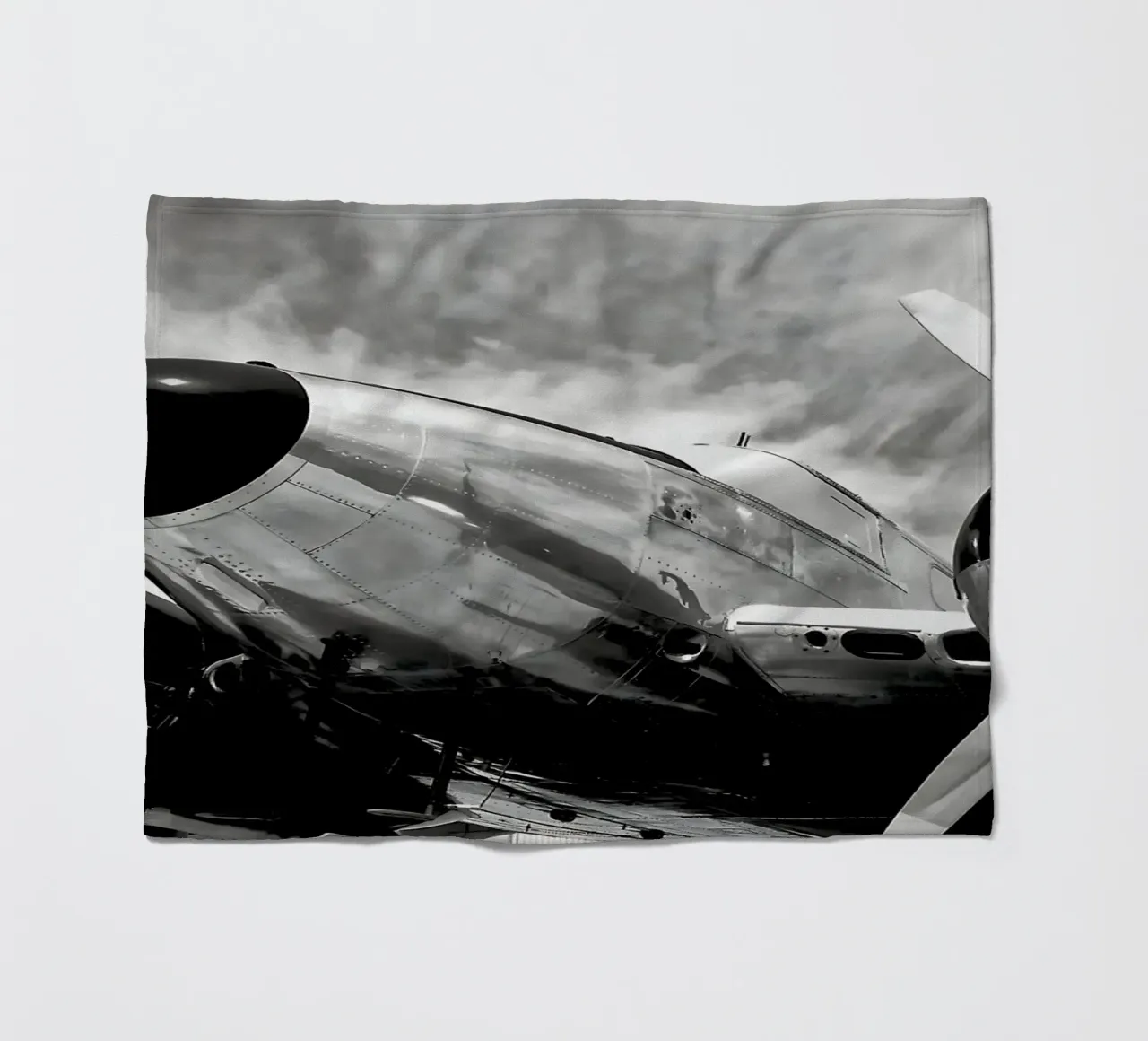 Aeroplano ad elica retrò in monocromia b&n vintage coperta in pile da DiveDuke