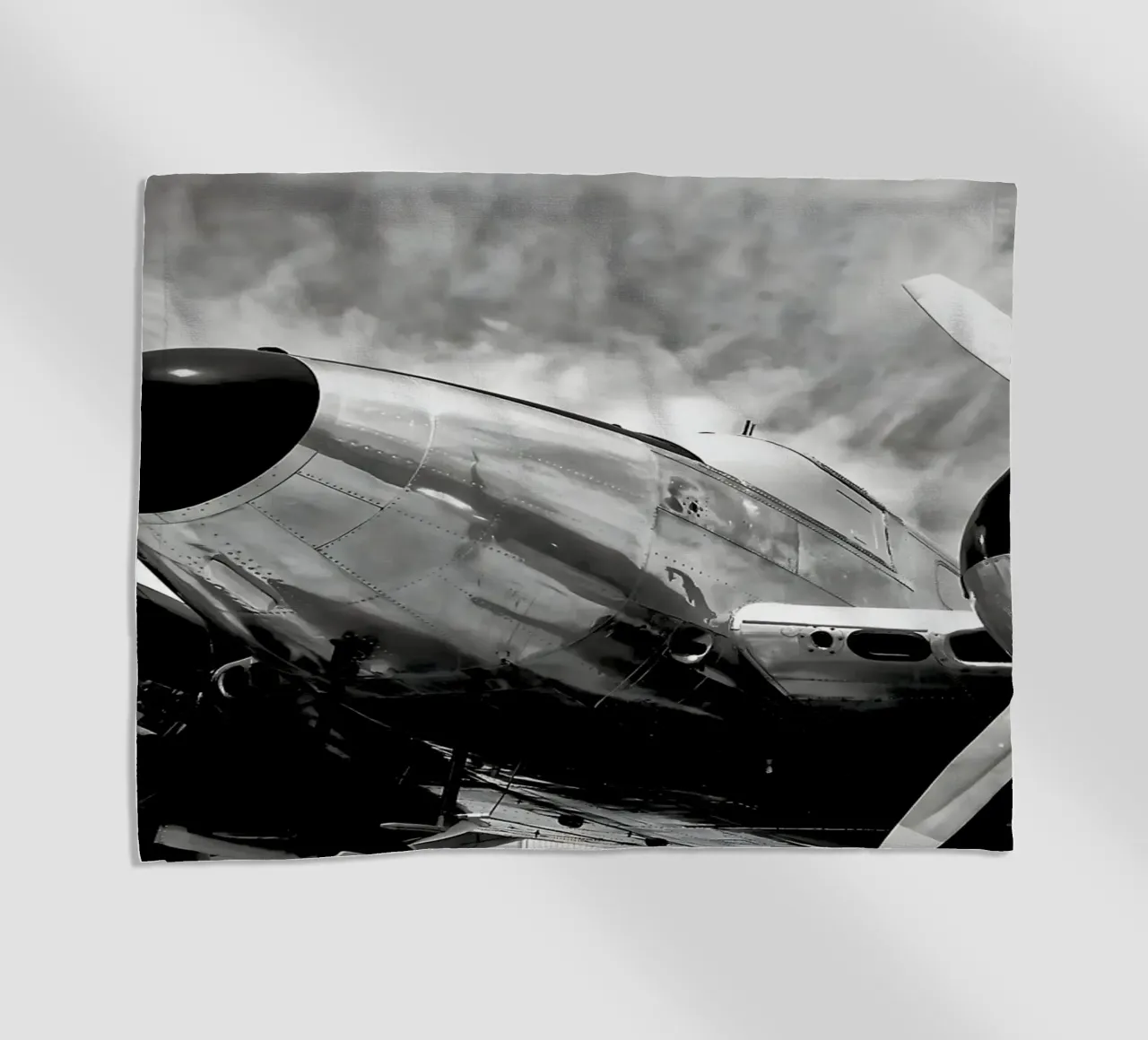 Aeroplano ad elica retrò in monocromia b&n vintage telo mare da DiveDuke