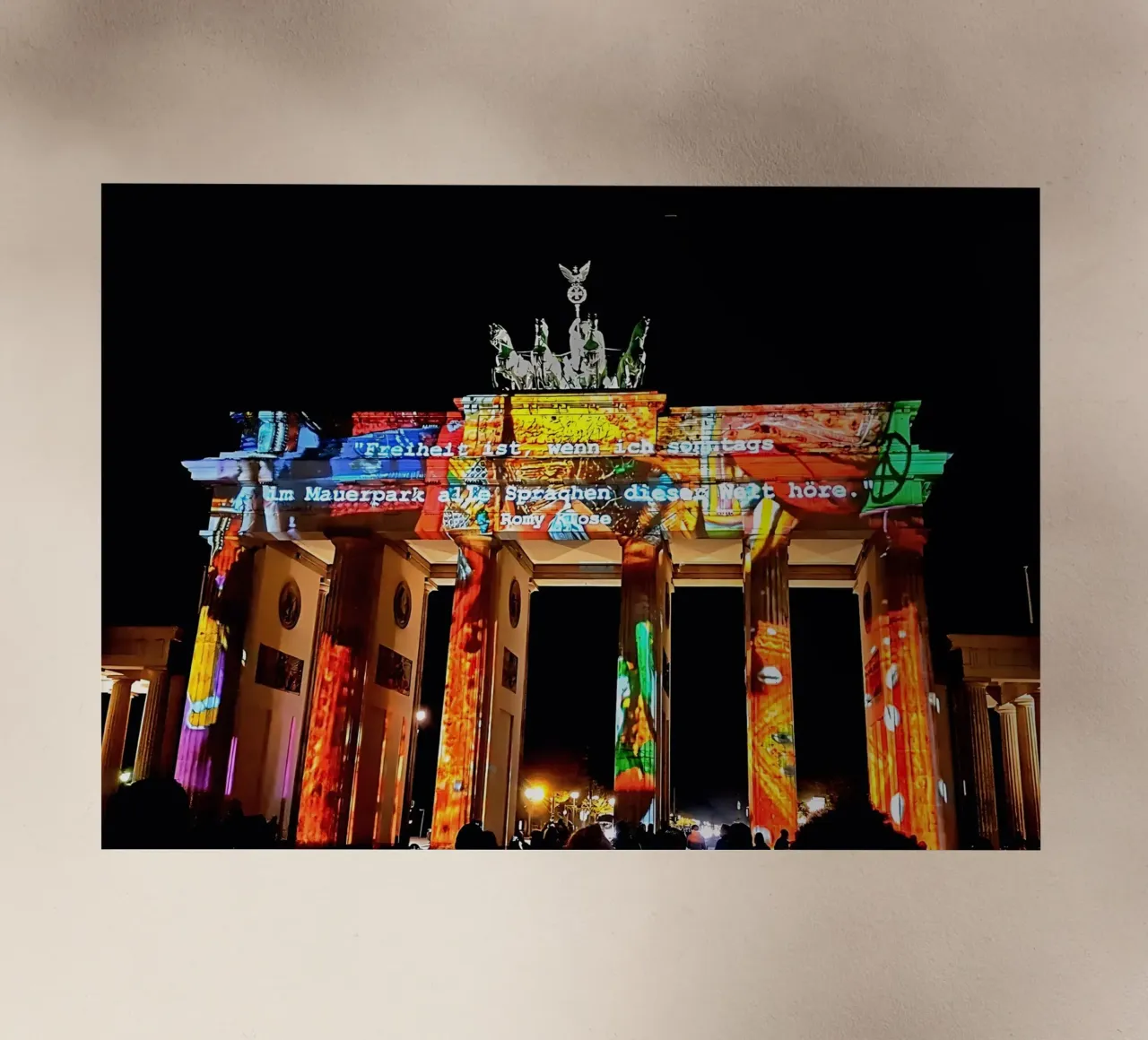 La Porta di Brandeburgo di Berlino illuminata di notte pellicola backlit da DiveDuke