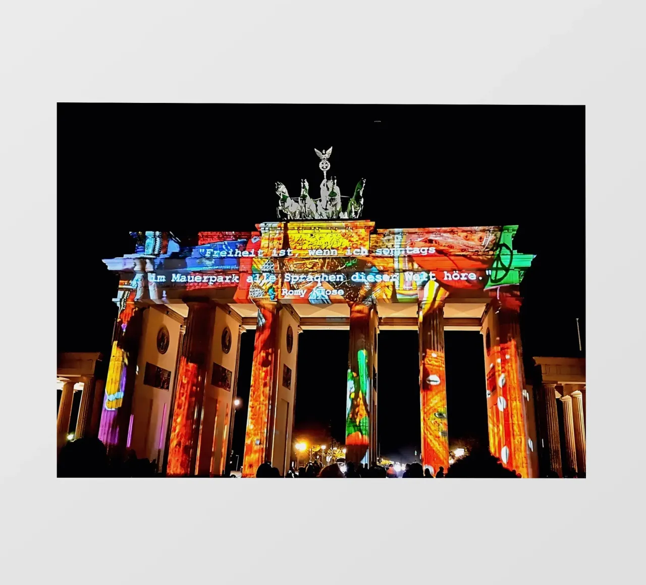 La Porta di Brandeburgo di Berlino illuminata di notte pellicola backlit da DiveDuke