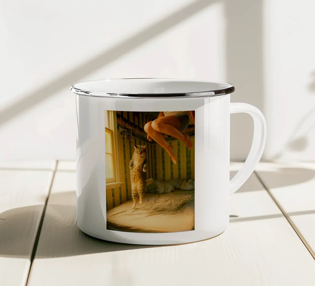 donne e gatto saltano nel letto tazza in smalto da tamarind