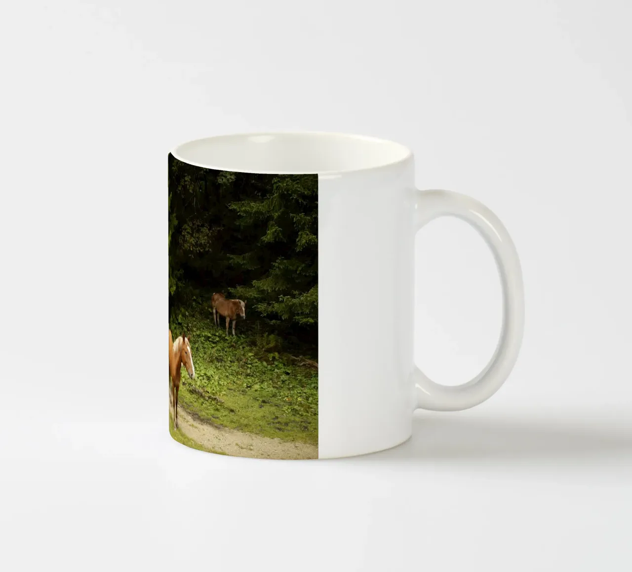 Cavalli nella foresta tazza in ceramica da atmospheric pictures