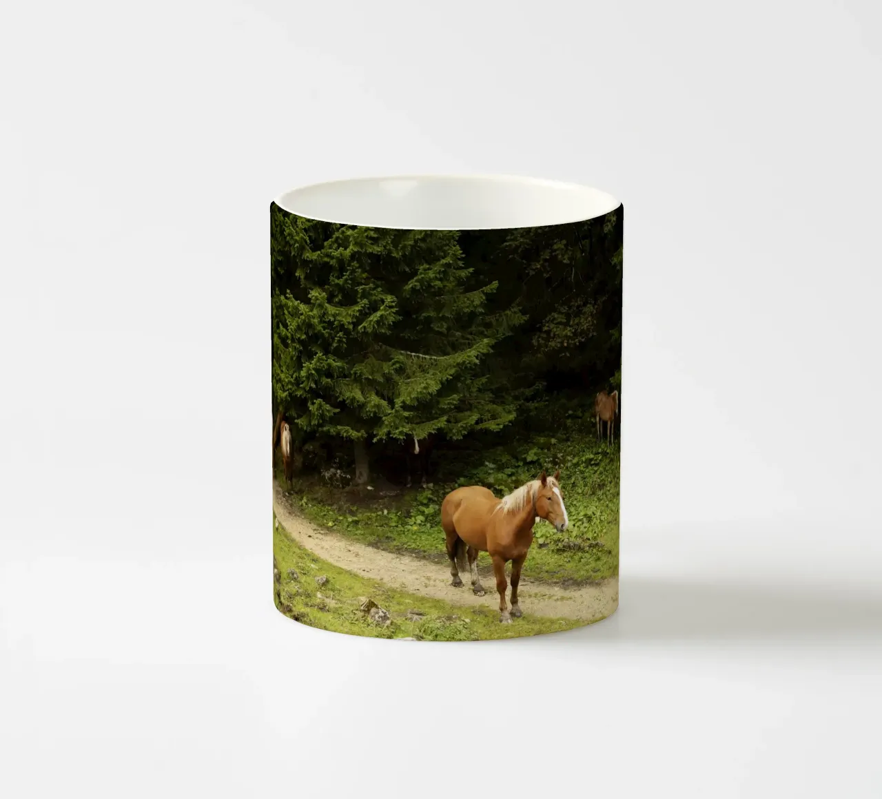 Cavalli nella foresta tazza in ceramica da atmospheric pictures