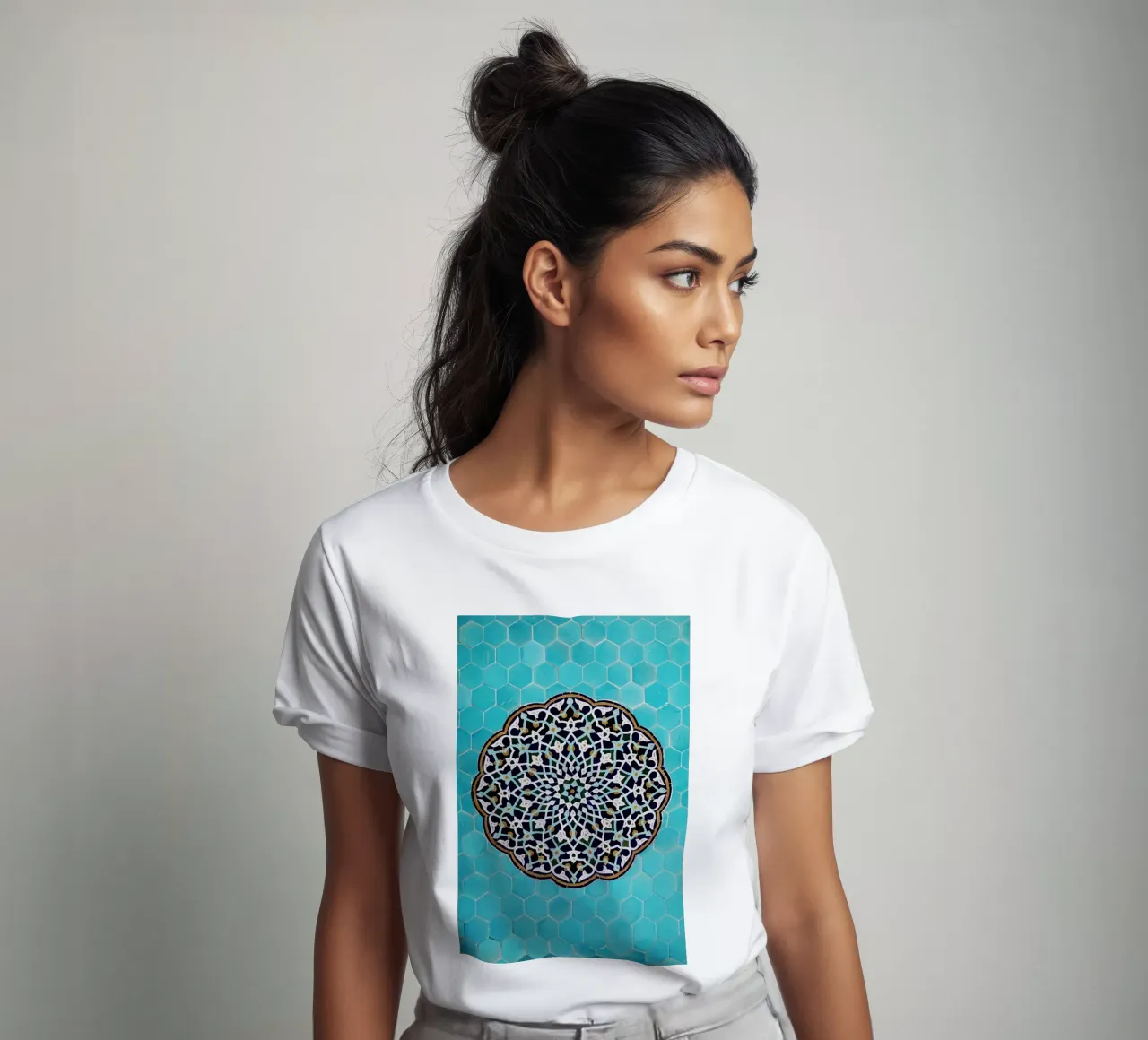 Un mosaico in una moschea in Iran t-shirt da atmospheric pictures