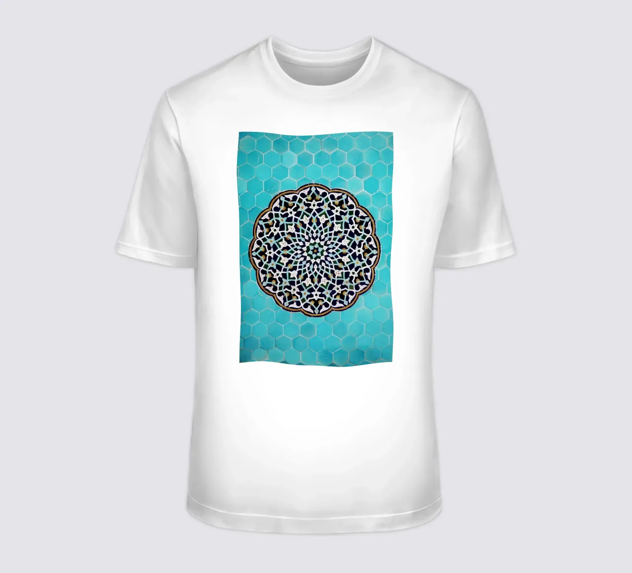 Un mosaico in una moschea in Iran t-shirt da atmospheric pictures
