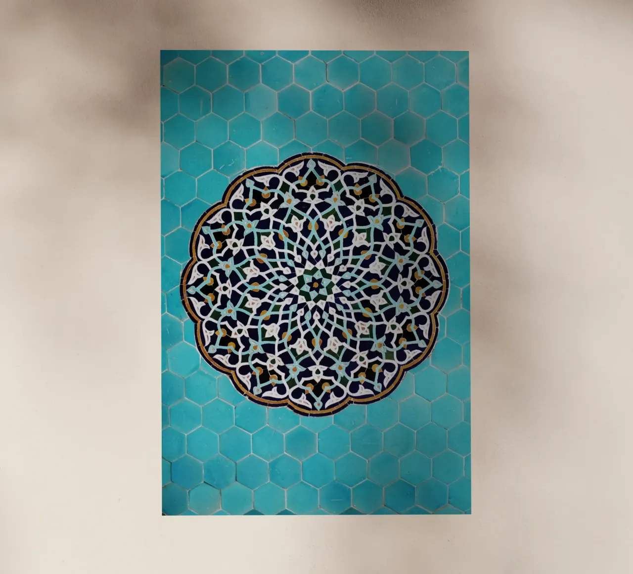 Un mosaico in una moschea in Iran pellicola backlit da atmospheric pictures