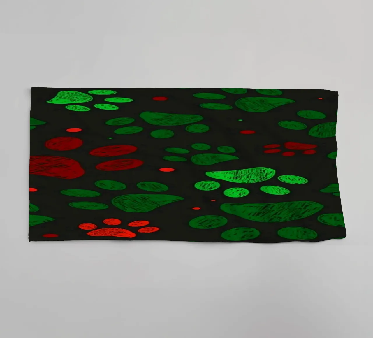 Groen, rood gekleurd kerstontwerp doodle paw prints badhanddoek van GalerieGG
